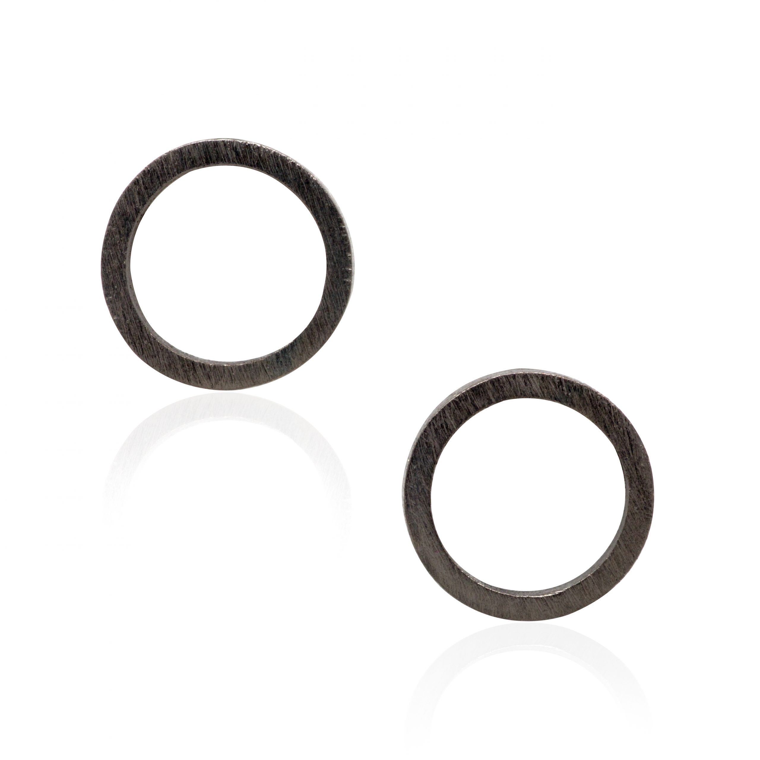 Circle stud earrings black