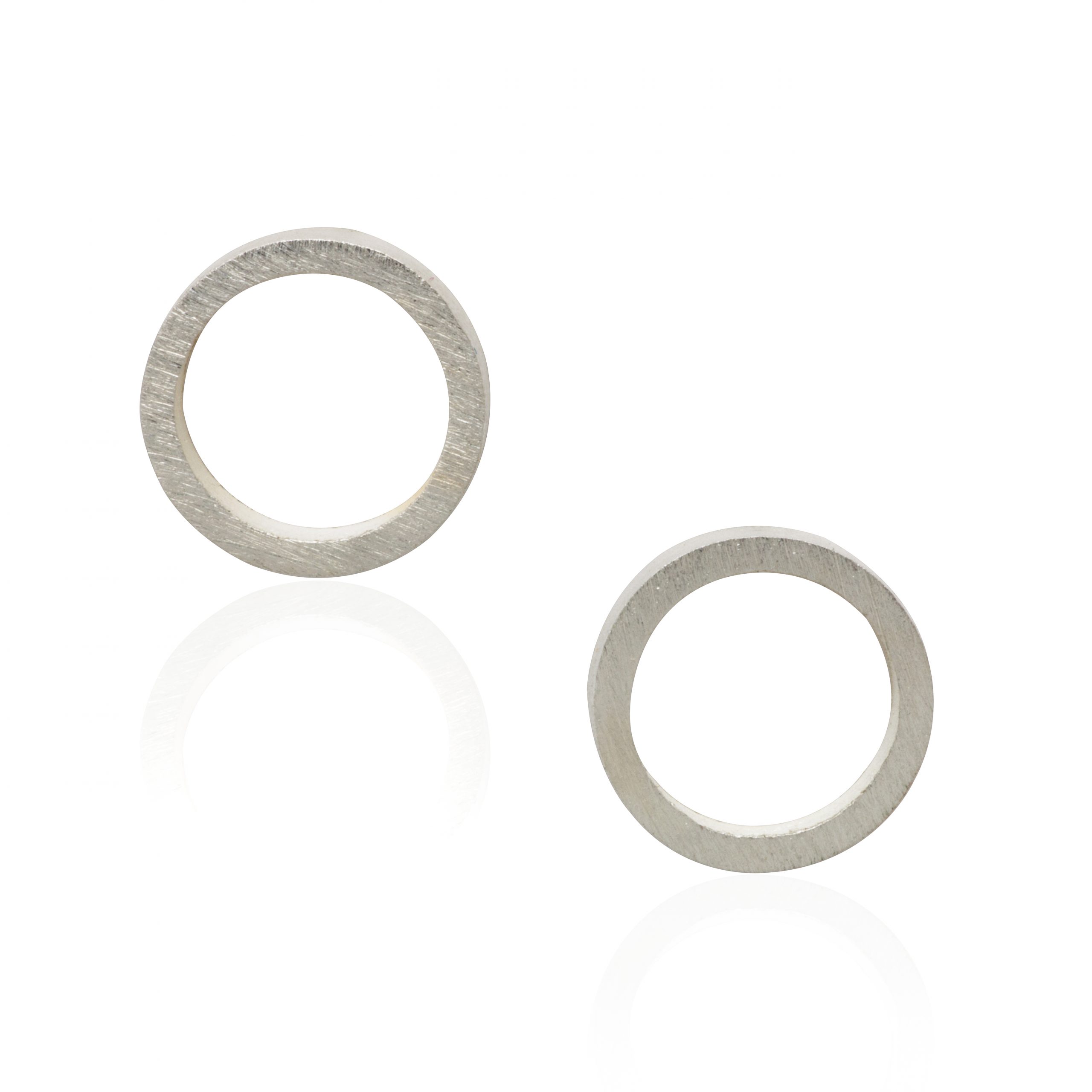 Circle stud earrings silver