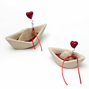 Boat beige charm with hearts