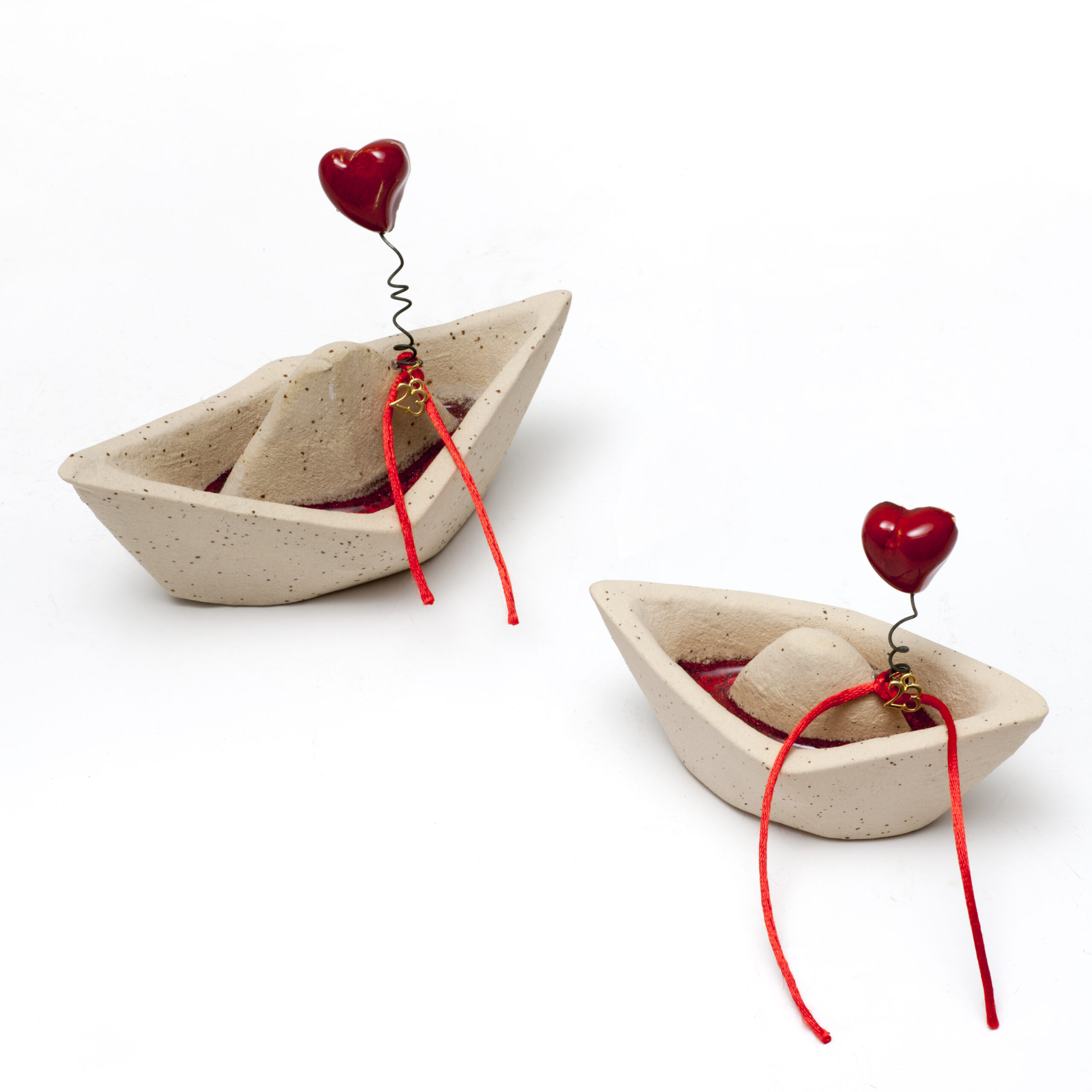 Boat beige charm with hearts