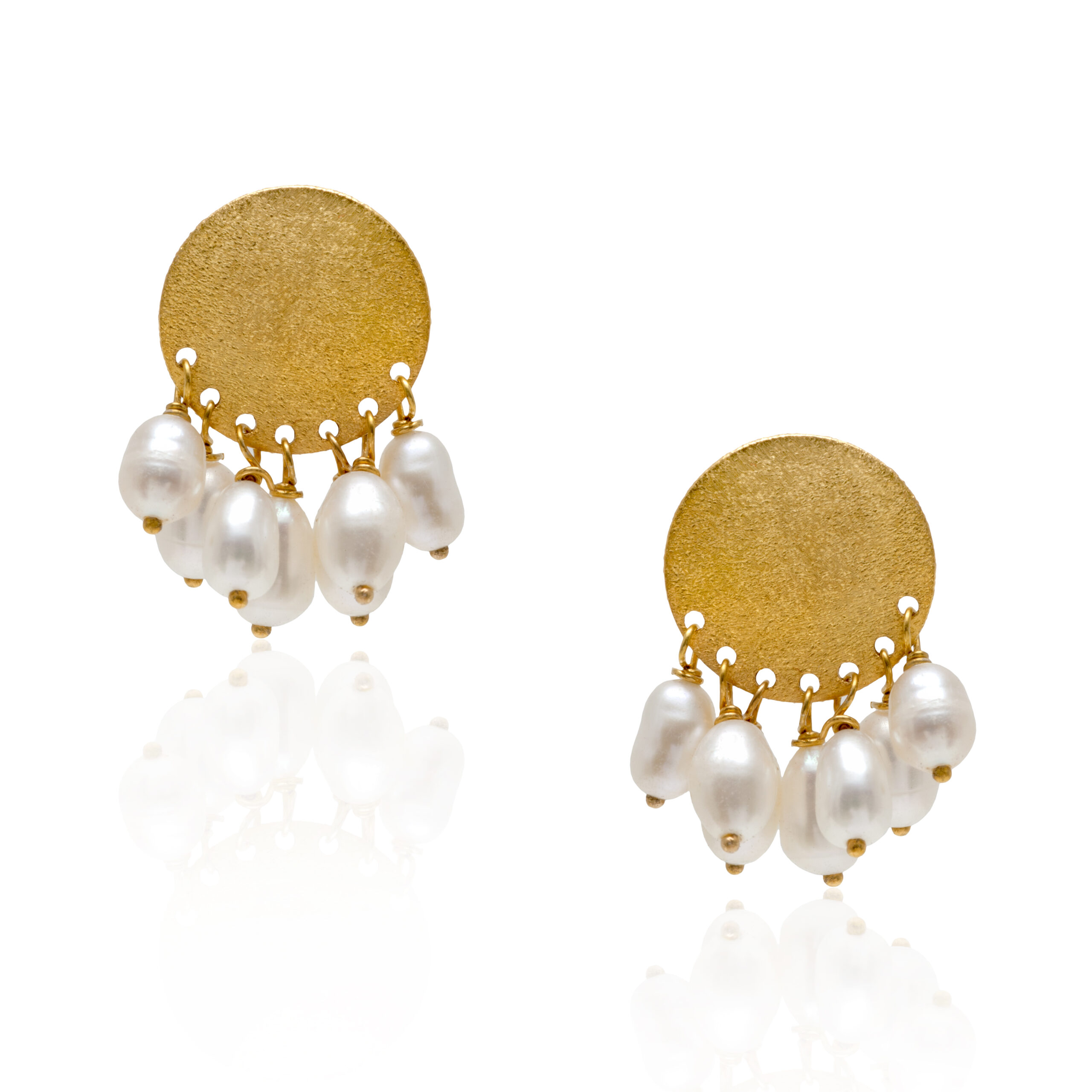Stud pearls earrings