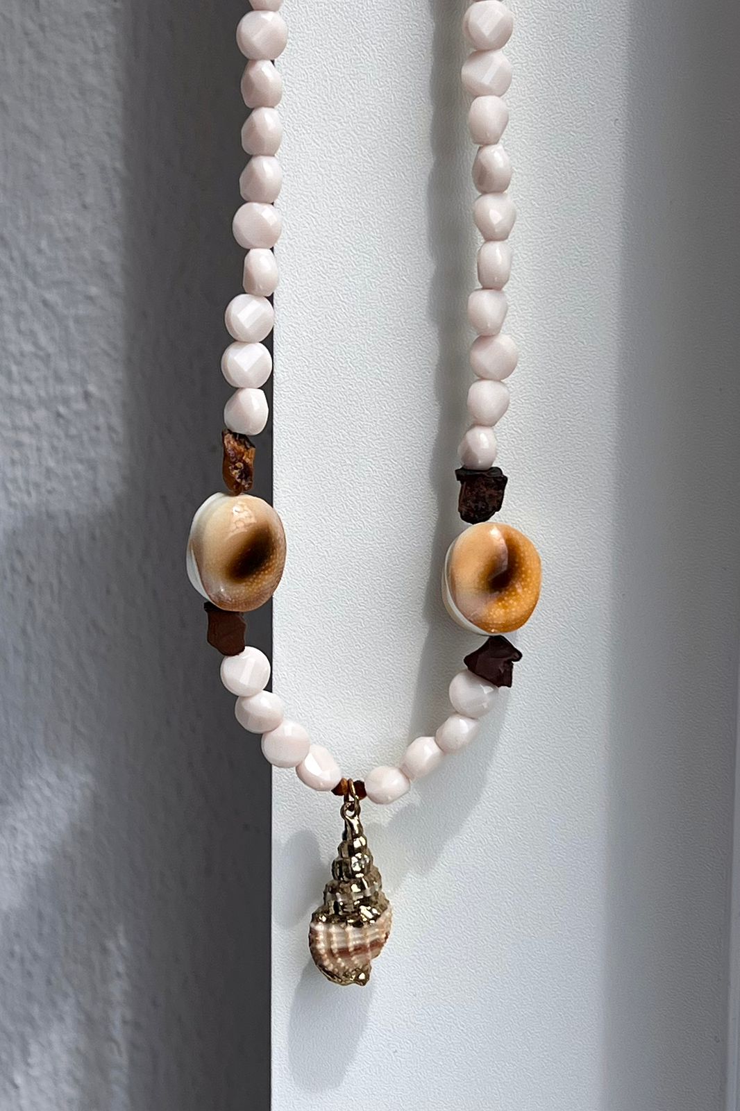 Seashell necklace white