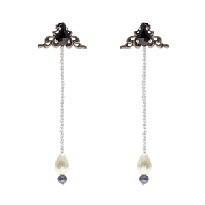 Dangling earrings with pearls