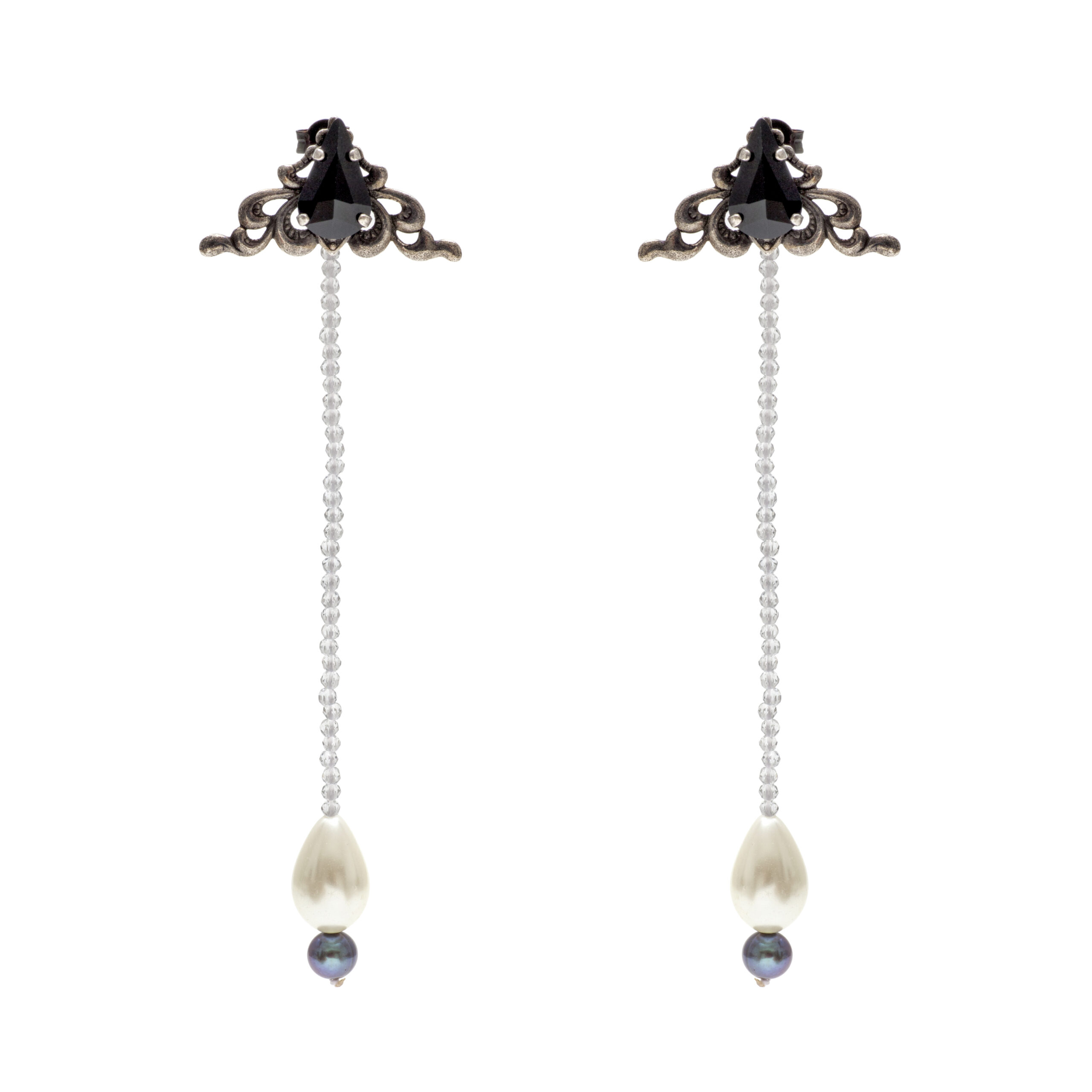 Dangling earrings with pearls